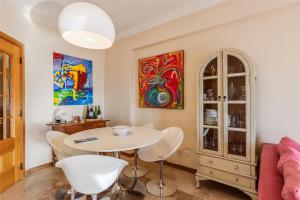 a dining room with a table and chairs at Setúbal Dreams in Setúbal