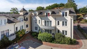an aerial view of a large white building at Wohnung C1 - Haus A Cappella in Binz