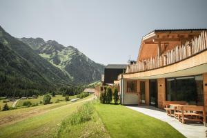 a house with a view of a mountain at Chalet-Suite Wald in Selva dei Molini