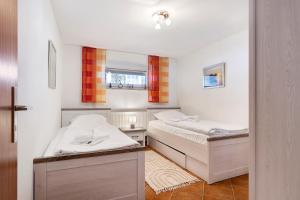a bedroom with two beds and a window at Wellness Ferienwohnung Strandperle in Cuxhaven +25 photos