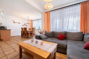 a living room with a couch and a table at Wellness Ferienwohnung Strandperle in Cuxhaven