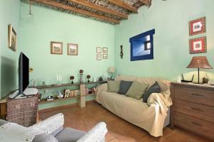 a living room with a couch and a tv at Casa Rural Madre Nieves in Fasnia