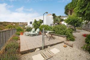 a patio with a table and chairs in a yard at Casa Rural Madre Nieves in Fasnia