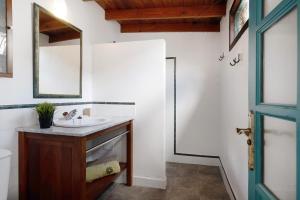 a bathroom with a sink and a mirror at Ecolodge Finca Chafariz in Tabayesco +20 photos