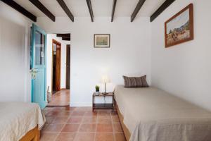 a bedroom with two beds and a blue door at Ecolodge Finca Chafariz in Tabayesco