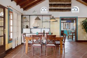a dining room with a wooden table and chairs at Ecolodge Finca Chafariz in Tabayesco