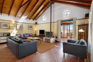 a living room with two couches and a table at Ecolodge Finca Chafariz in Tabayesco