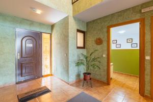 a hallway with a door and a potted plant at La Casa de Dafne Acebo in Santo Tomé del Puerto