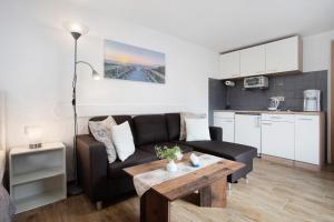 a living room with a couch and a table at De lütt Stuf - Urlaub mit Hund in Born