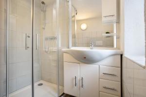 a bathroom with a sink and a shower at De lütt Stuf - Urlaub mit Hund in Born +16 photos