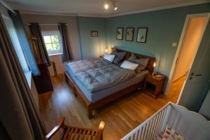 ein Schlafzimmer mit einem großen Bett in einem Zimmer in der Unterkunft Jachthuus in Brilon
