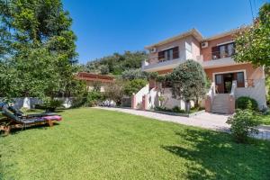a house with a lawn in front of it at Villa prolithia 1 in Vlikhón