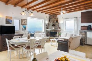 a living room with a table and chairs and a fireplace at Blue and White in Otziás