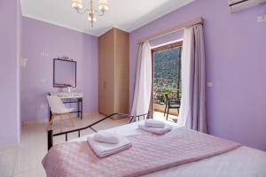 a bedroom with a bed and a desk and a window at Villa prolithia 1 in Vlikhón