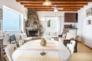 a living room with a table and a fireplace at Blue and White in Otziás