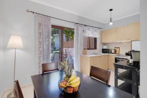a kitchen with a table with a bowl of fruit on it at Villa prolithia 1 in Vlikhón