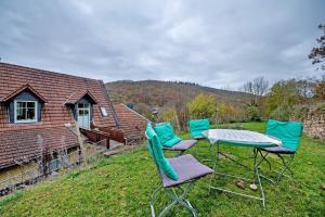 a group of chairs and a table in a yard at Ferienwohnung Kaffee-Mühle in Sponheim