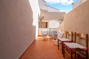 a balcony with a table and chairs in a building at Casa Sara Lu Bagnu in Castelsardo
