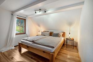 a bedroom with a bed and a window at Schwarzwaldmomente in Hornberg