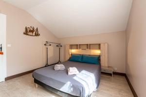 a bedroom with a bed with two towels on it at Gîte le Chamoyard in Chamoux-sur-Gelon