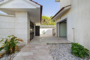 an alleyway leading to a building with a garage at Casa Dona Lola in Moledo