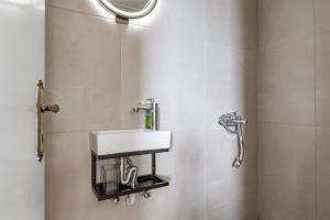 a bathroom with a sink and a shower at Stenies'nook in Andros