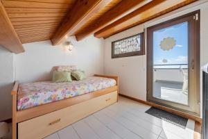 a small bedroom with a bed and a window at Ca la Montse in Altafulla