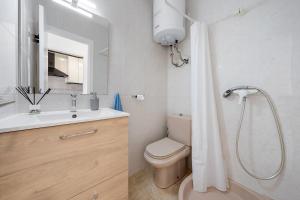 a bathroom with a toilet and a sink and a shower at Ca la Montse in Altafulla +24 photos