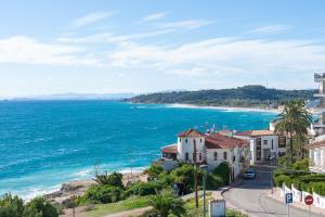 a view of a beach with buildings and the ocean at Ca la Montse in Altafulla