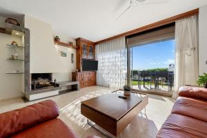 a living room with a couch and a table at Ca la Montse in Altafulla