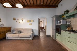 a living room with a couch and a kitchen at Casa Al Cantone in Certaldo