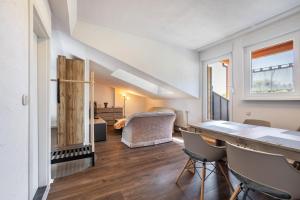 a living room with a table and chairs in a room at Ferienwohnung Luna in Bindlach