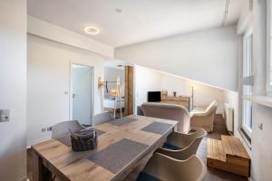a dining room with a wooden table and chairs at Ferienwohnung Luna in Bindlach