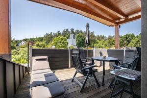 a deck with a table and chairs and a bench at Ferienwohnung Luna in Bindlach