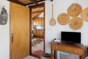 a room with a door leading to a kitchen at Media Pipa in Puntagorda