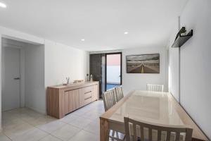 a kitchen and dining room with a table and chairs at Casita El Pleito in Candelaria