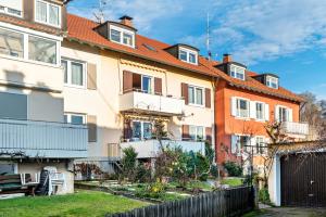 an apartment building with a garden in front of it at Apfel in Meersburg