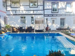 a swimming pool in front of a house at Ferienwohnung Bernoth in Erfurt
