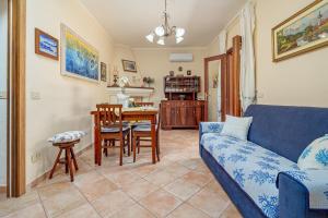 a living room with a blue couch and a table at Casa Anna in San Teodoro