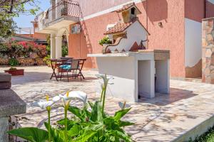 a patio with a table and chairs and a building at Casa Anna in San Teodoro