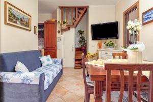 a living room with a blue couch and a table at Casa Anna in San Teodoro