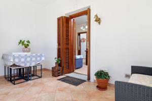 a room with a mirror and a table and a table at Casa Anna in San Teodoro