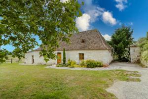 an old stone house with a yard at Chez Jacquou in Bouniagues
