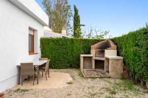 Eine Terrasse mit Tisch und Stühlen neben einem Zaun in der Unterkunft Carpa in Riumar