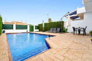ein Swimmingpool im Garten mit einem Tisch in der Unterkunft Carpa in Riumar