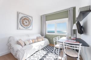 a living room with a white couch and a table at Casacamer S in Sagunto