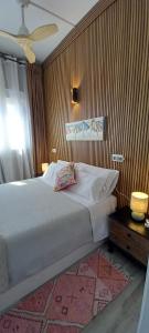 a bedroom with a bed and a ceiling fan at Casacamer S in Sagunto