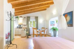 a bedroom with a bed and a table with chairs at Casa Cisne - Selão da Eira in São Miguel