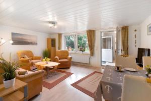 a living room with chairs and a table at Ferienwohnung Landhaus Loose in Schashagen