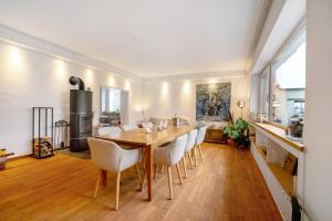 a dining room with a long table and chairs at Alte Revierförsterei in Börfink